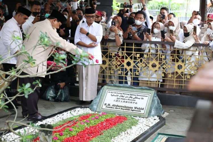 Ketua Umum Partai Gerindra, Prabowo Subianto saat berziarah ke makam almarhum Presiden RI ke-4, Abdurrahman Wahid alias Gus Dur di Jombang, Jawa Timur, Rabu (4/5/2022)..