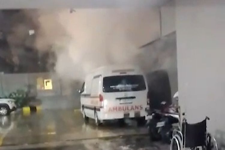 Penampakan asap tebal yang diduga diakibatkan tabung gas helium pecah di Rumah Sakit Brawijaya, Tebet, Jakarta Selatan, Jumat (2/2/2024)