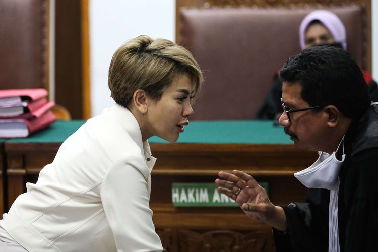 Artis Nikita Mirzani menjalani sidang putusan atas dugaan kasus penganiayaan kepada mantan suaminya Dipo Latief di Pengadilan Negeri Jakarta Selatan, Rabu (15/7/2020). Majelis hakim menjatuhkan vonis 6 bulan penjara dengan masa percobaan 12 bulan.