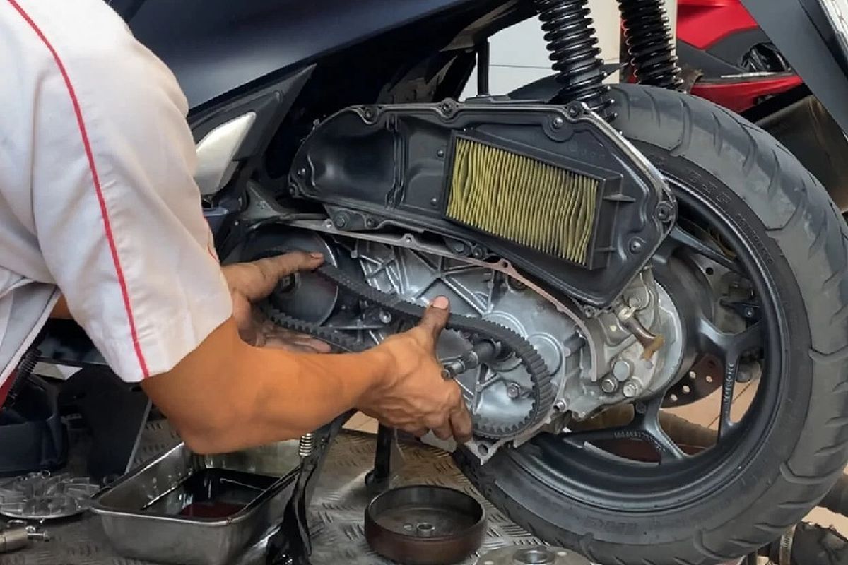 Ilustrasi servis CVT motor matik.