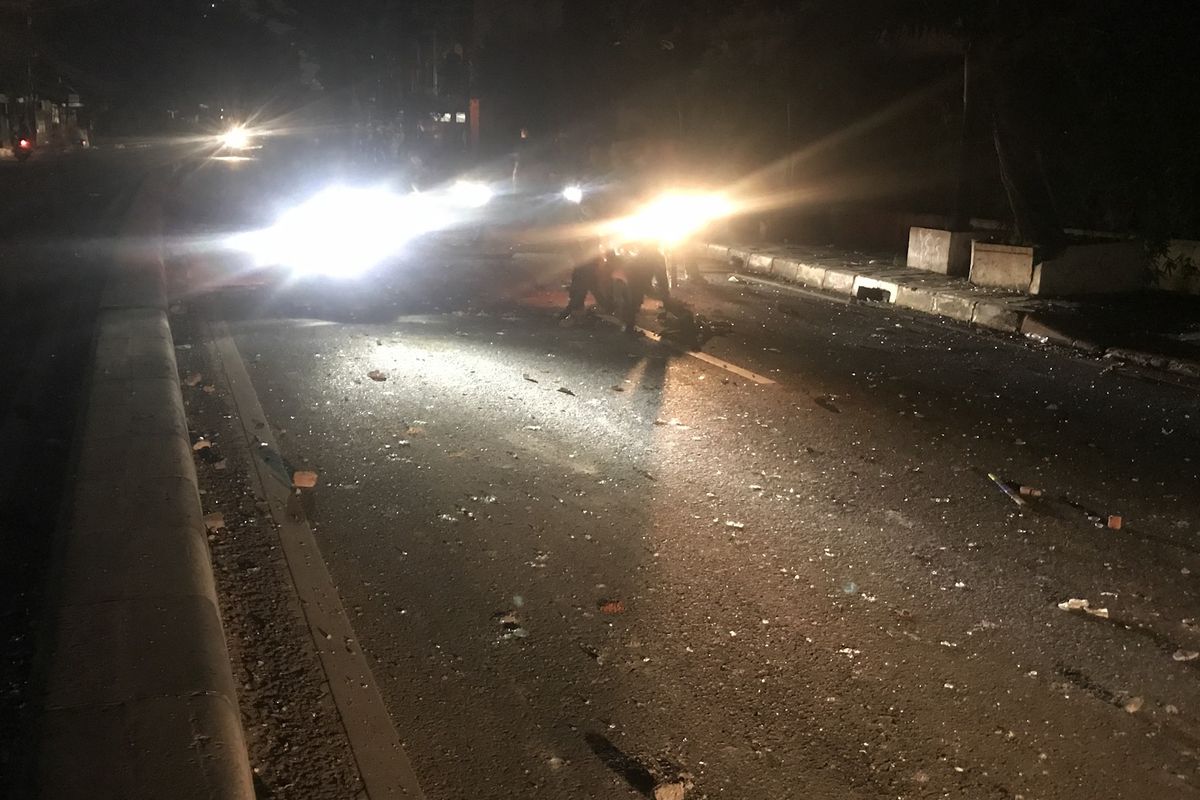 Arus lalu lintas di Jalan KS Tubun, Petamburan, Jakarta Barat sudah dibuka menyusul redanya kericuhan antara massa dengan petugas kepolisian, Kamis (23/5/2019).  Dalam pantauan Kompas.com jalan dibuka sejak pukul 00.45 WIB.