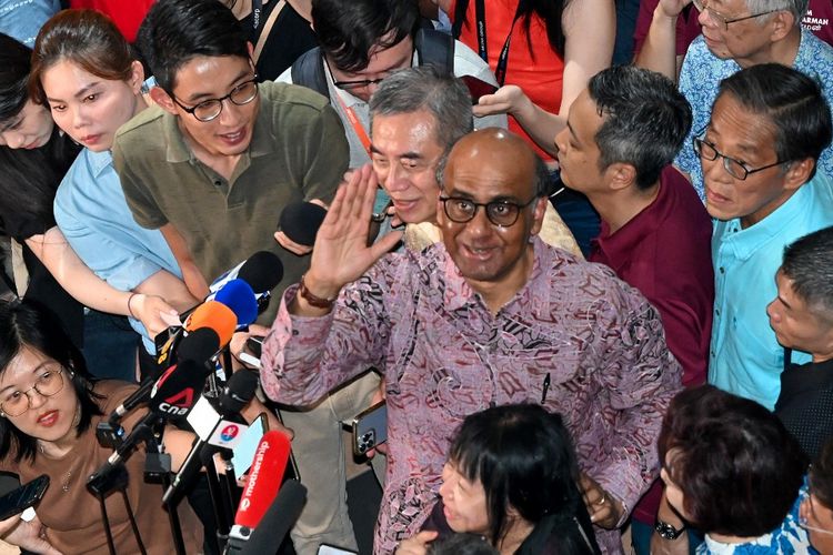 Kandidat Presiden Tharman Shanmugaratnam menyapa para pendukungnya sambil menunggu hasil pemilihan Presiden di Singapura pada Jumat (1/9/2023). Dia akhirnya terpilih menjadi Presiden Singapura.