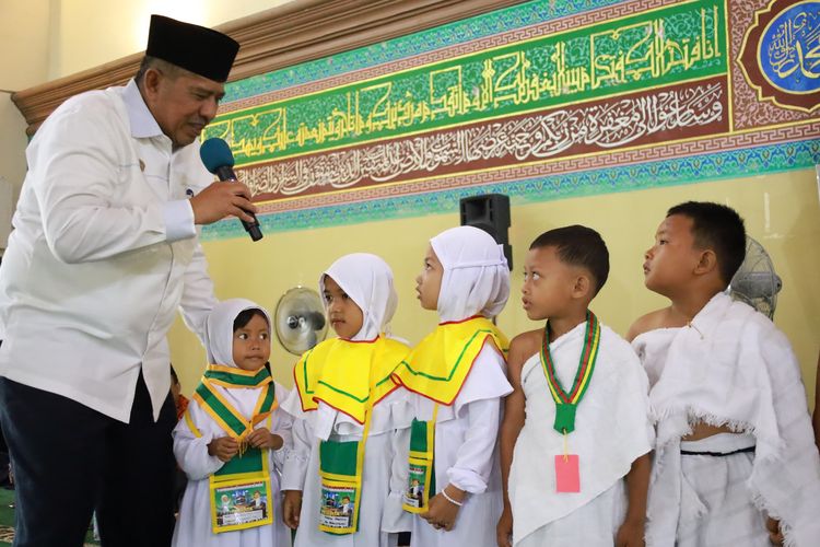 Bupati Siak Alfedri menyambut positif Peragaan Manasik Haji Santri yang digelar IGRA se-Kabupaten Siak.