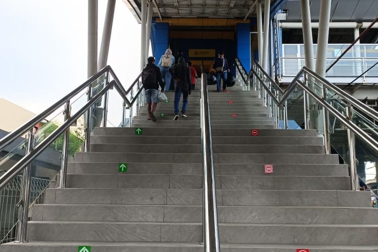 Tangga manual untuk naik ke lantai dua di Stasiun Tambun, Senin (20/11/2023). Stasiun yang baru rampung direvitalisasi ini memiliki sejumlah fasilitas baru. Meski begiti, akses eskalator tidak tersedia untuk para pengguna.