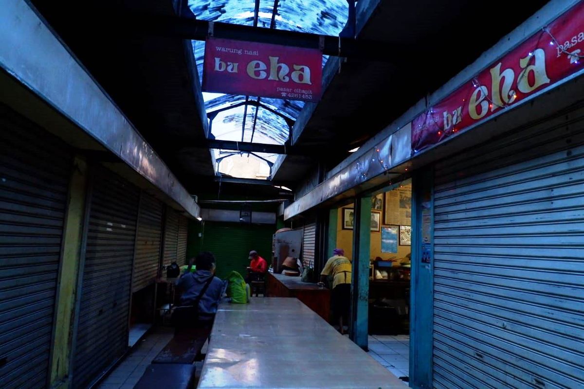 Kondisi lorong Warung Mak Eha di Pasar Cihapit, Kota Bandung. Terlalu siang saja sedikit, berbagai menu makanan di Warung Mak Eha, habis. 