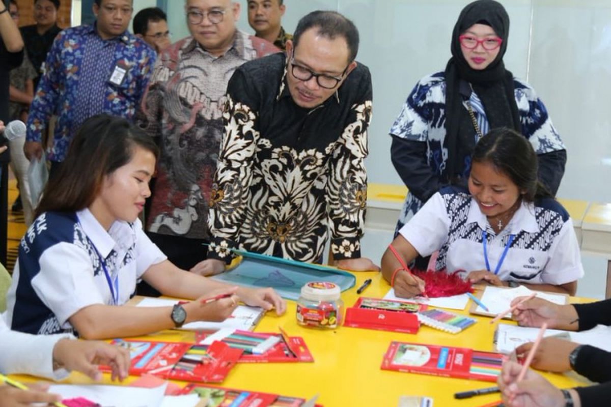 Menteri Ketenagakerjan melihat pelatihan di kejuruan fashion technology.