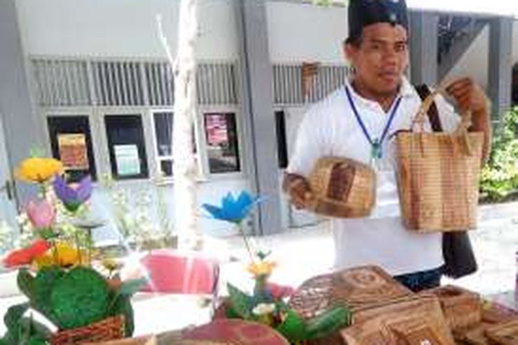 Muhammad Syafik bersama dengan beberapa hasil karyanya dari pelepah pisang.