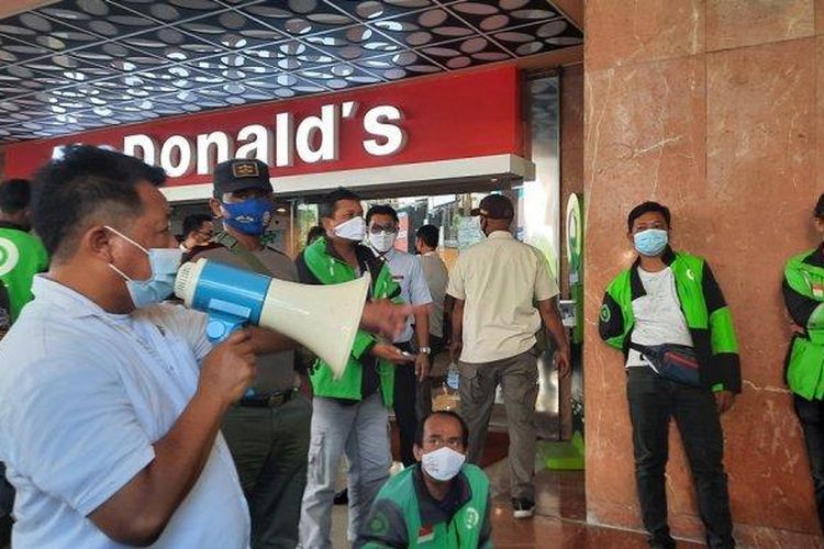 Petugas Satpol PP Kota Semarang membubarkan kerumunan dan menutup sementara McDonald's Mall Ciputra, Rabu (9/6/2021).