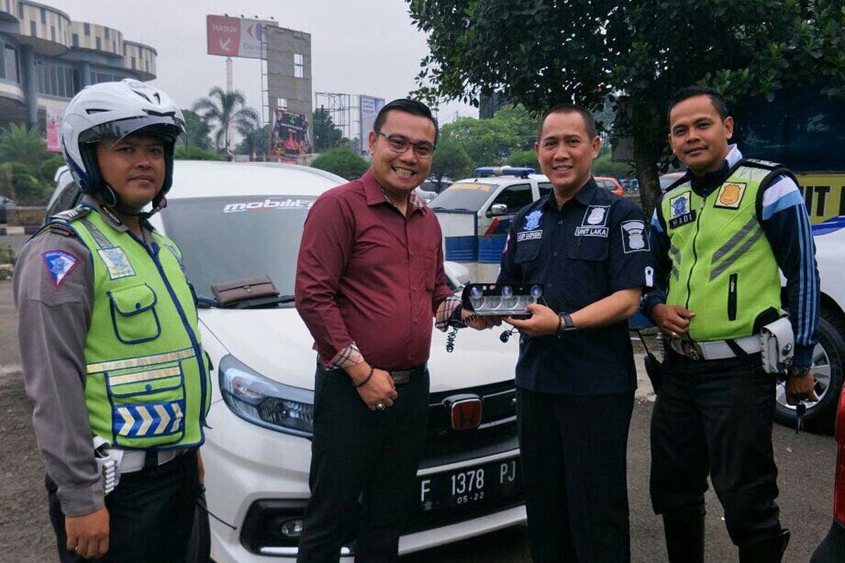 Pengendara Mobilio serahkan aksesori rotator kepada kepolisian kota Bogor