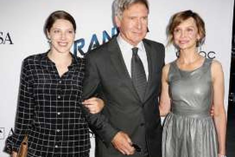 Harrison Ford bersama putrinya, Georgia (kiri), dan istrinya, Calista Flockhart.