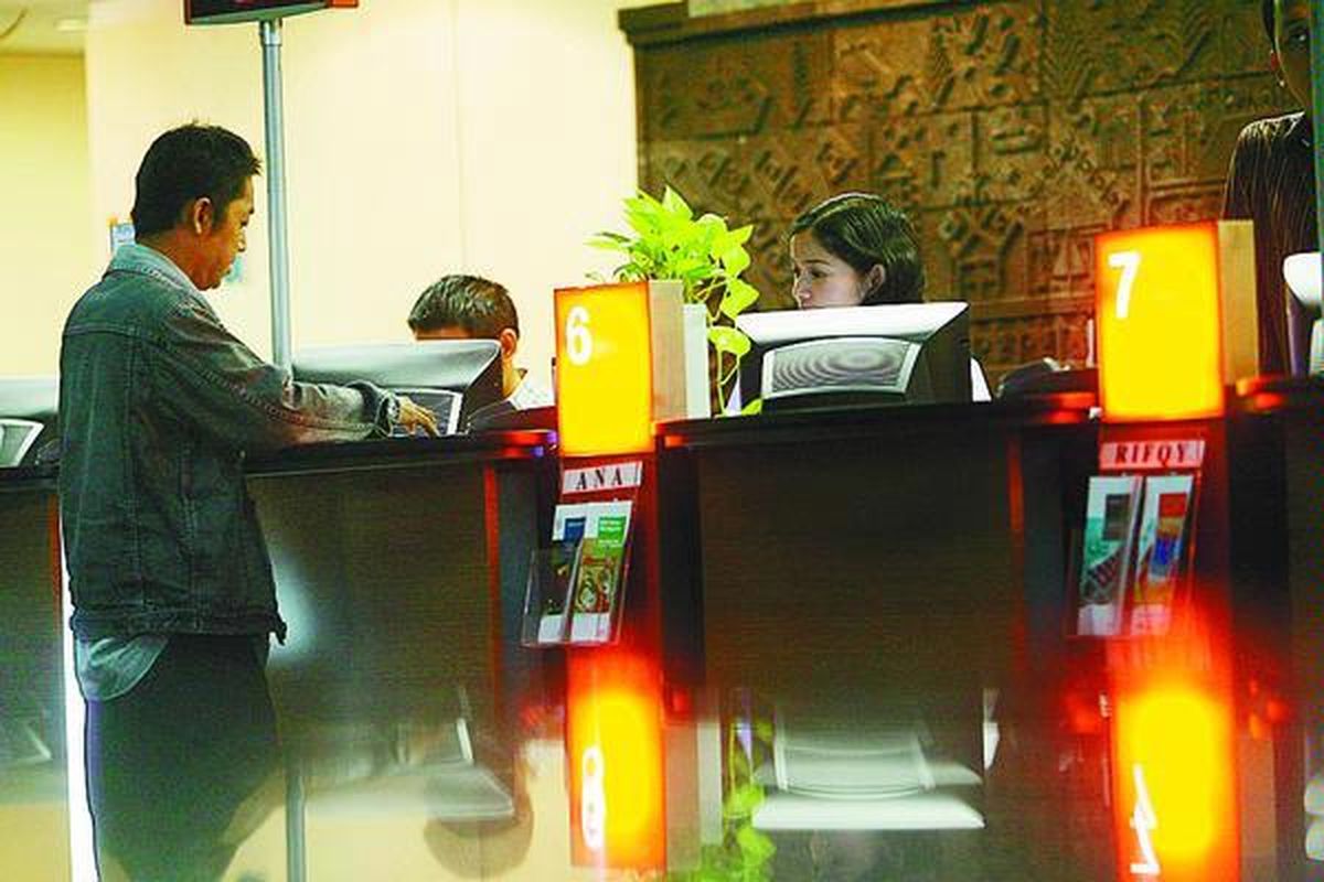 Nasabah bertransaksi di Bank BNI, Jakarta, Jumat (5/9). Suku bunga perbankan berpotensi mengalami kenaikan, mengikuti keputusan Bank Indonesia yang kembali menaikkan suku bunga acuan sebesar 25 basis poin menjadi 9,25 persen.  