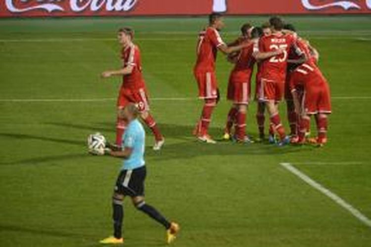 Pemain Bayern Muenchen merayakan gol Thiago Alcantara dalam laga final Piala Dunia Antarklub 2013 melawan Raja Casablanca, Sabtu (21/12/2013). 