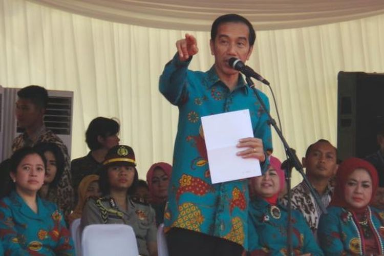 Presiden Joko Widodo memberi sambutan pada acara peringatan Hari Keluarga Nasional, di Lapangan Sunburst, Kota Tangerang Selatan, Banten, Sabtu (1/8/2015). 