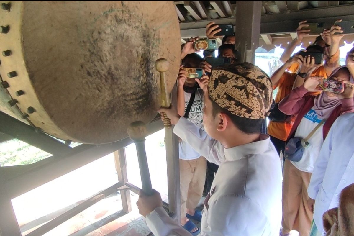 Patih Keraton Kasepuhan, Pangeran Raja Muhamad Nusantara bersama sesepuh, abdi dalem dan lainnya menggelar tradisi Drugdag, di Bedug Samogiri samping Langgar Agung Keraton Kasepuhan, Rabu (22/3/2023) petang.