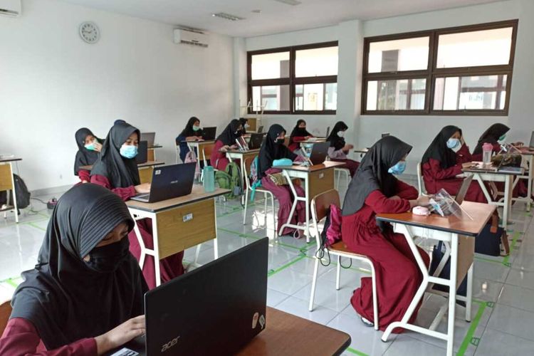 Suasana belajar tatap muka di dalam kelas pertama kali digelar di era normal baru lingkungan SMP Islam Cendekia Cianjur, Jawa Barat, Senin (19/10/2020).