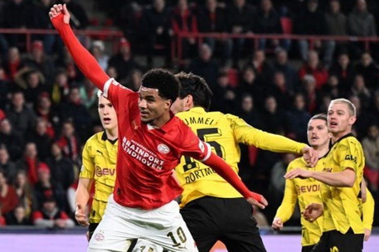 Gelandang PSV, Malik Tillman, menendang bola dalam leg pertama 16 besar Liga Champions antara PSV vs Dortmund di Stadion The Philips pada 20 Februari 2024.