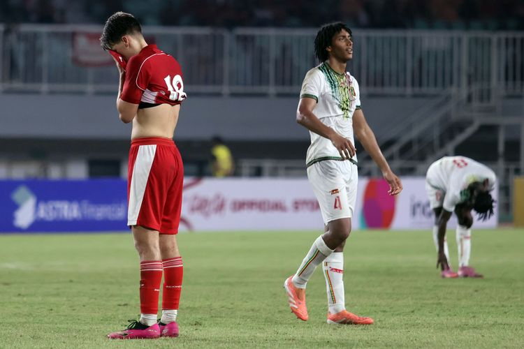 Pesepak bola Timnas Indonesia U22 Mauro Nils Zilstra (kiri) ketika berdiri di samping Sekou Doucoure dalam laga persahabatan Timnas U22 Indonesia vs Mali di Stadion Pakansari, Kabupaten Bogor, Jawa Barat, Sabtu (15/11/2025). Timnas U22 Indonesia dikalahkan Mali dengan skor 0-3. ANTARA FOTO/Yulius Satria Wijaya/tom.