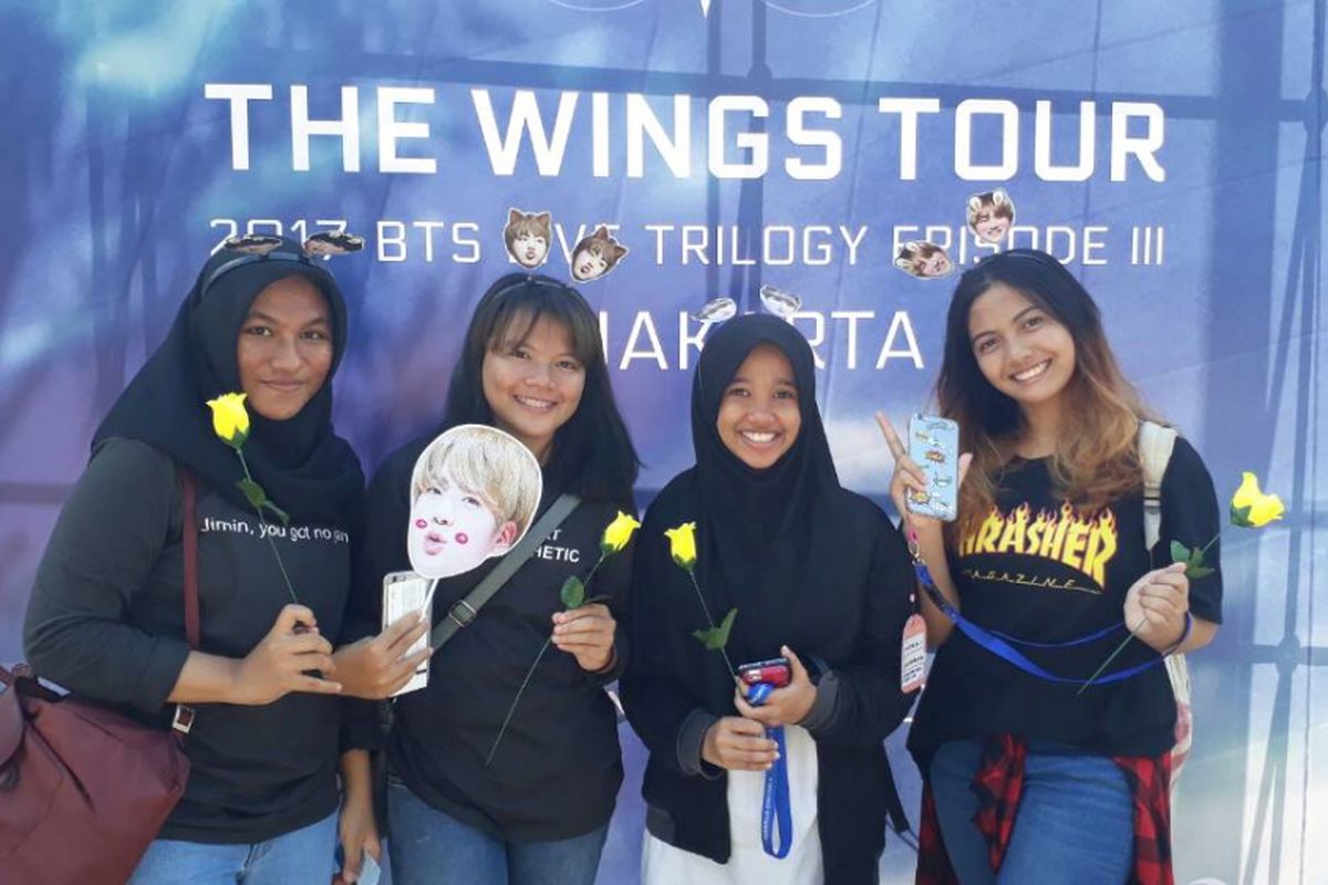 Para penggemar Bangtan Boys dari Jakarta yang difoto di Indonesia Convention Exhibition (ICE), BSD, Sabtu (29/4/2017).