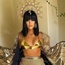 Berbalut Busana Cleopatra, Khloé Kardashian Pamer Perut Kencang