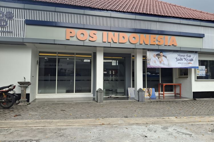 Suasana Kantor Pos Indonesia Lumajang tampak sepi, tidak ada antrean penerima BLT Kesra, Senin (20/10/2025)