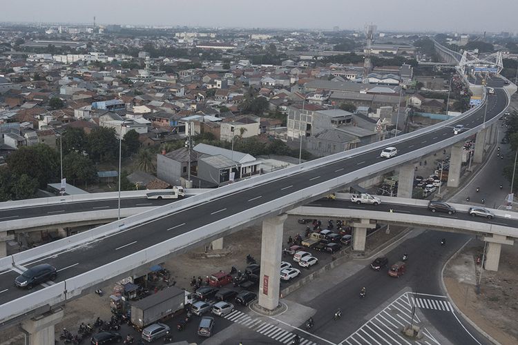 Foto udara memperlihatkan sejumlah kendaraan melintas di Jalan Tol Pulo Gebang-Kelapa Gading yang sedang diuji coba secara gratis, di Cakung, Jakarta, Senin (23/8/2021). Jalan tol sepanjang 9,3 kilometer yang baru diresmikan oleh Presiden Jokowi itu merupakan bagian dari jalan tol lingkar dalam dan lingkar luar Jakarta Outer Ring Road (JORR).