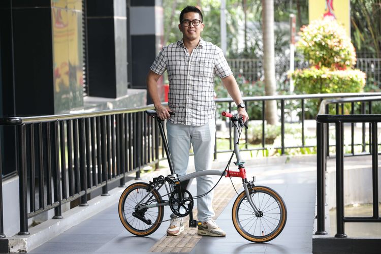 Country Manager Brompton Bicycle Indonesia, Kevin Wijaya menunjukkan sepeda Brompton CHPT3 Edisi ke-4 di Jakarta, Kamis (16/3/2023). Pabrikan sepeda lipat asal Inggris, Brompton akan merilis edisi keempat sepeda kolaborasinya dengan merek pakaian untuk bersepeda CHPT3 di Indonesia Jumat (17/3/2023) besok.