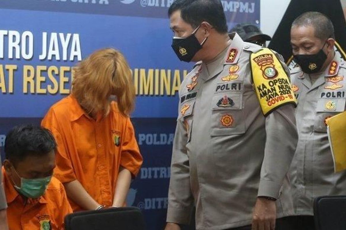 DAF (26) alias Fajri dan LAS (27) alias Laeli Atik tersangka kasus mutilasi saat ditemui Kapolda Metro Jaya Irjen Pol Nana Sudjana . Keduanya adalah pelaku pemerasan dan pembunuhan terhadap Rinaldi Harley Wismanu.