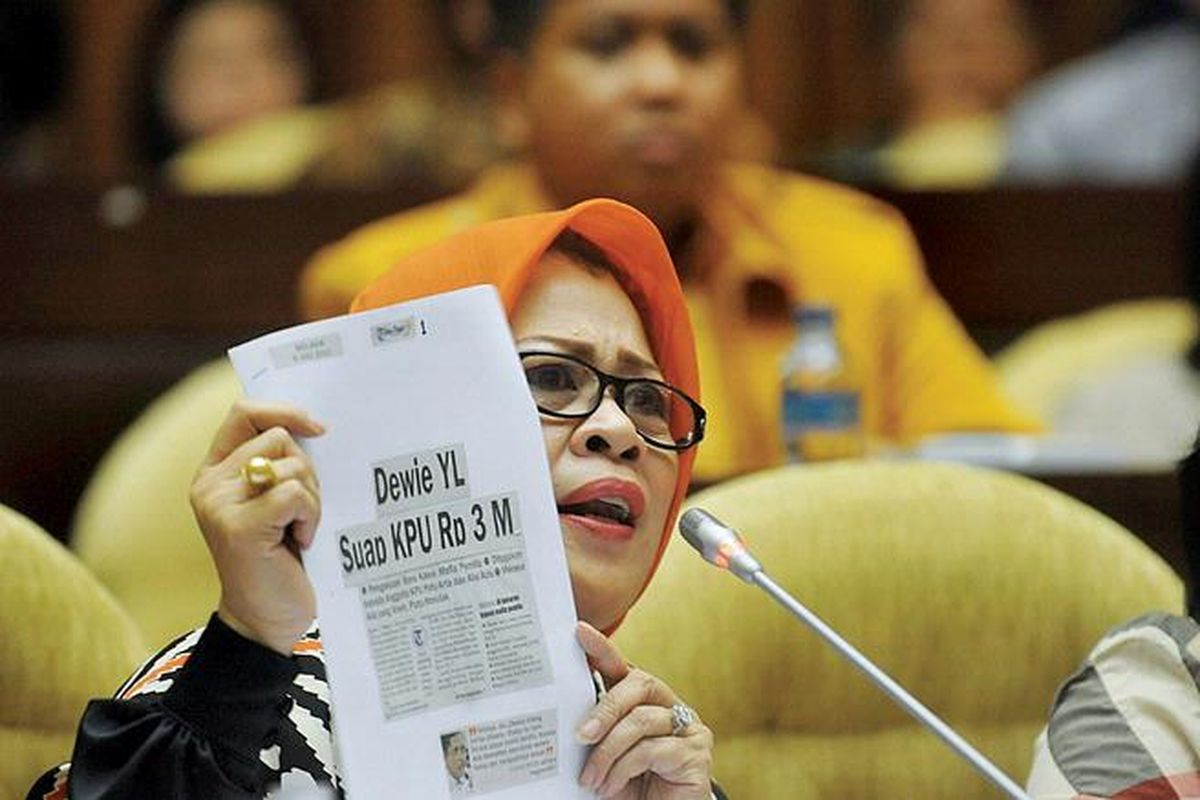 Calon anggota DPR dari Partai Hati Nurani Rakyat (Hanura) Daerah Pemilihan Sulawesi Selatan I, Dewie Yasin Limpo, menunjukkan kliping koran saat mengikuti rapat dengar pendapat dengan Panitia Kerja Mafia Pemilu Komisi II DPR di Jakata, Kamis (7/7). Dewie dimintai keterangan terkait dugaan surat palsu Mahkamah Konstitusi.