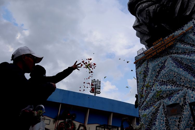 Sejumlah Aremania tabur bunga dan doa bersama di Monumen Singo Tegar untuk mengenang korban kerusuhan sepak bola pekan ke-11 Liga 1 2022-2023 antara Arema FC melawan Persebaya Surabaya di Stadion Kanjuruhan Kepanjen, Kabupaten Malang, Sabtu (1/9/2022) malam.