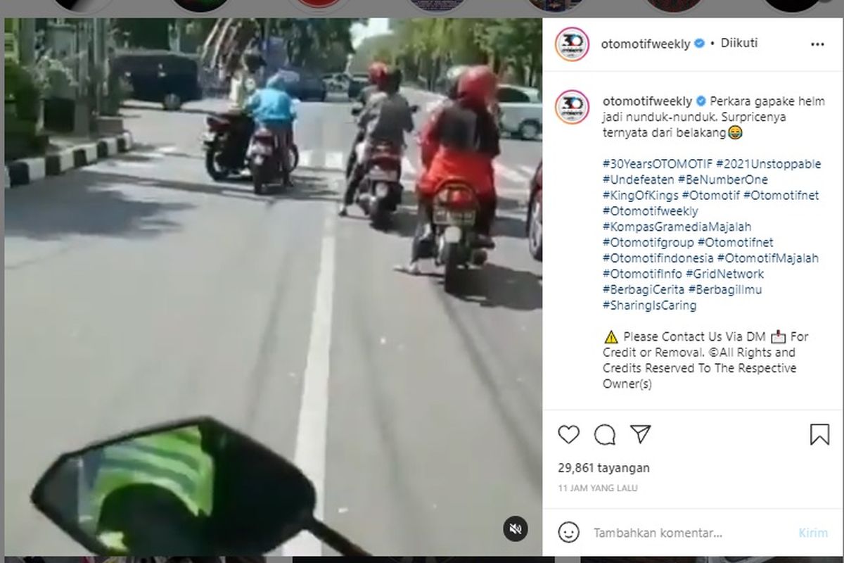 Tertangkap polisi saat tidak pakai helm di lampu merah.