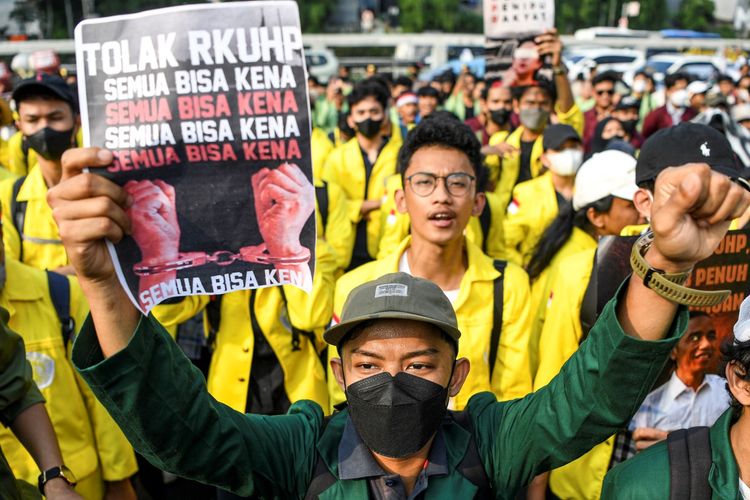 Mahasiswa membentangkan poster saat aksi unjuk rasa di depan Gedung DPR, Senayan, Jakarta, Selasa (28/6/2022). Pengunjuk rasa yang berasal dari berbagai universitas tersebut menolak pengesahan Rancangan Kitab Undang-Undang Hukum Pidana (RKUHP). ANTARA FOTO/M Risyal Hidayat/aww.