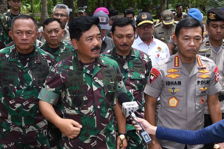 Panglima TNI Marsekal Hadi Tjahjanto (kiri) berjalan bersama Kapolri Jenderal Pol Idham Azis (kanan) saat meninjau Pulau Sebaru Kecil di Kepulauan Seribu, Jakarta, Kamis (27/2/2020). Pemerintah menyatakan pulau itu telah siap untuk dijadikan lokasi observasi 188 WNI ABK World Dream. ANTARA FOTO/Akbar Nugroho Gumay/aww.