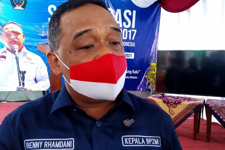 Kepala Badan Perlindungan Pekerja Migran Indonesia (BP2MI) Beny Ramdhani berbicara kepada wartawan di Blitar, Jumat (19/3/2021)