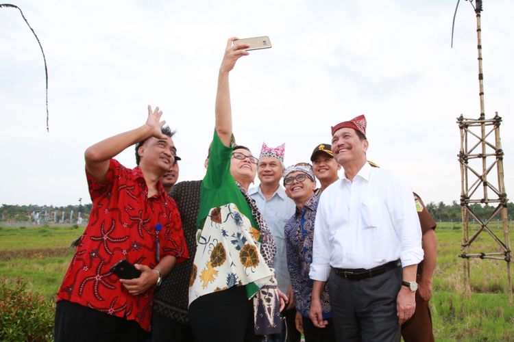 Sebelum beranjak dari bandara, Menkeu Sri Mulyani mengajak rombongan berselfie di depan hamparan sawah yang juga menjadi daya tarik pemandangan bandara, Jumat (2/3/2018).