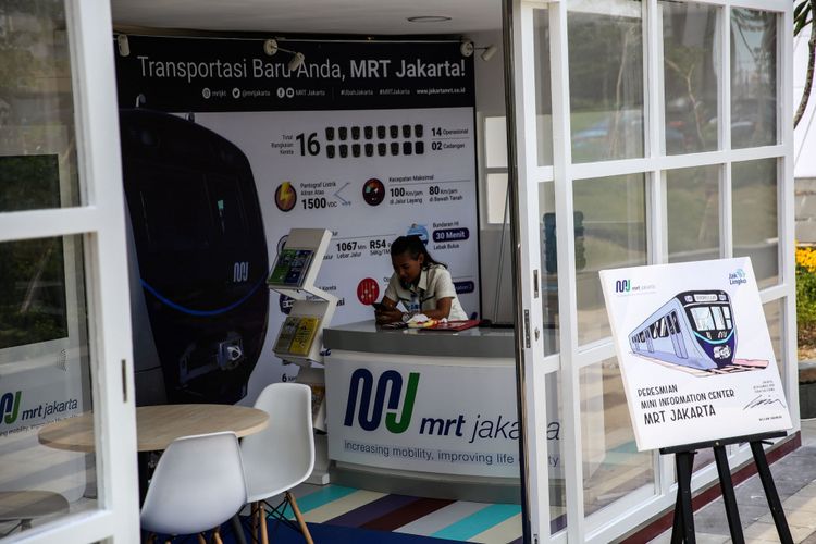 Pusat informasi MRT Jakarta berbentuk kereta di Taman Dukuh Atas, Tanah Abang, Jakarta Pusat, Senin (7/1/2019). Pusat informasi akan melayani masyarakat yang ingin mengetahui lebih jauh tentang semua hal yang berkaitan dengan transportasi massal yang akan mulai beroperasi pada bulan Maret mendatang.