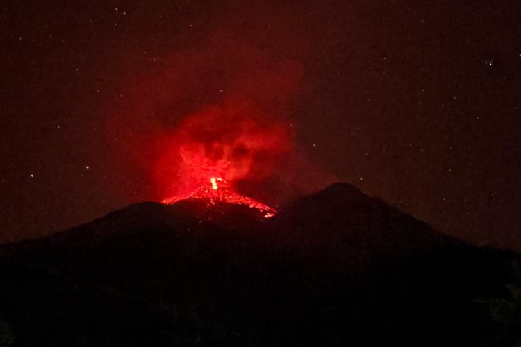 Gunung Karangetang Kembali Erupsi, Warga Dimbau Waspada Lahar dan Karhutla