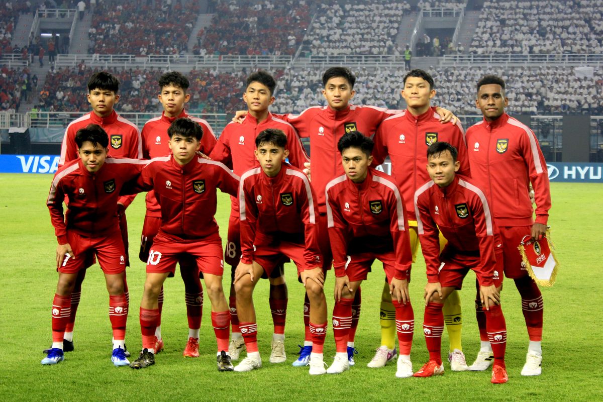 Pemain inti Timnas Indonesia foto bersama sebelum laga babak penyisihan Grup A Piala Dunia U17 2023 Indonesia melawan Ekuador yang berakhir dengan skor 1-1 di Stadion Gelora Bung Tomo Surabaya, Jawa Timur (10/11/2023) malam. Artikel ini berisi jadwal timnas U17 Indonesia di Piala Dunia U17 2023.