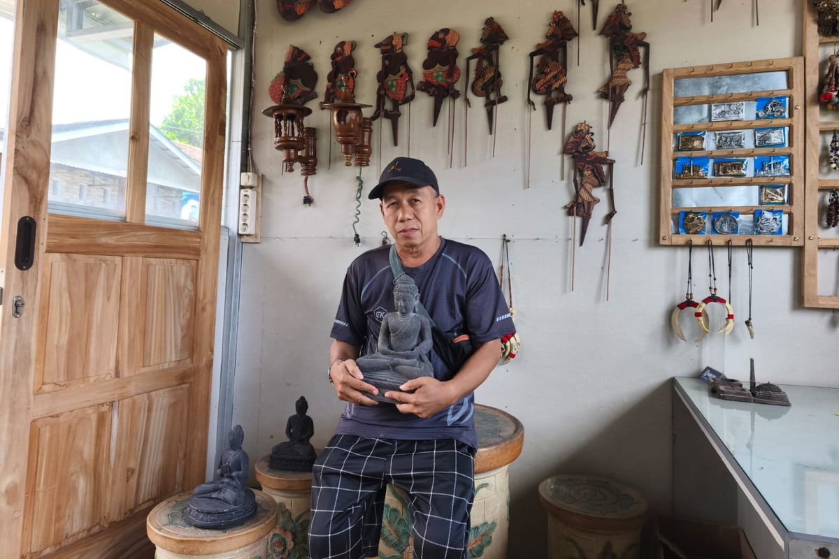 Amin Risman Ragil (48) perajin patung dari limbah batu di Desa Karangrejo, Borobudur, Magelang, Jawa Tengah, Sabtu (10/5/2025)