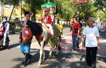 Ratusan Siswa Sambut Tahun Baru Islam dengan Tradisi Kemanten Sunat