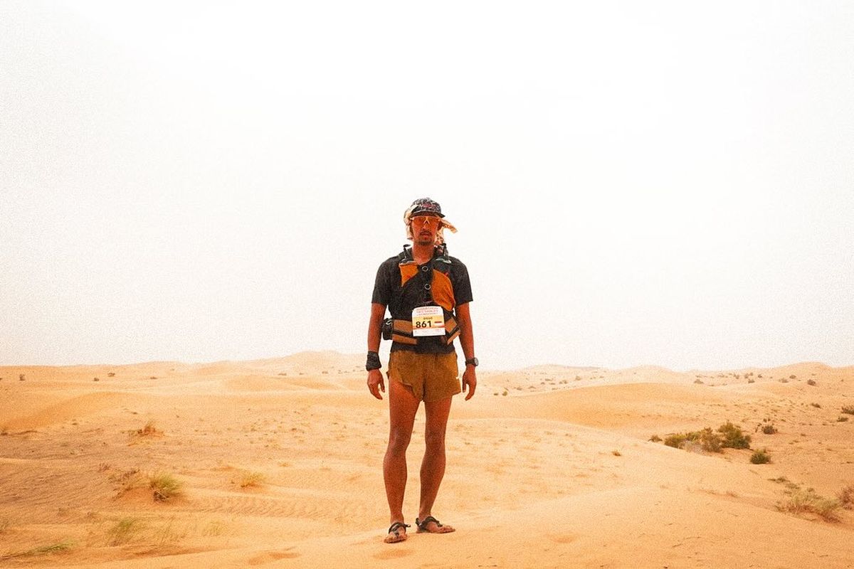 Potret Diego Yanuar, pelari asal Indonesia yang berhasil taklukkan marathon 250 kilometer di Gurun Sahara pakai sendal.