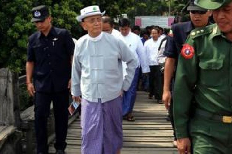 Presiden Myanmar Thein Sein (tengah) 