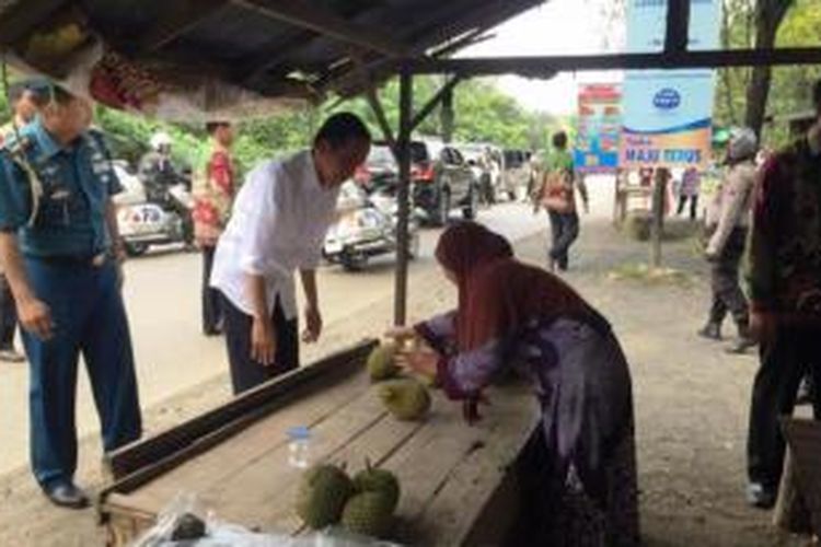 Jokowi memilih durian yang hendak dibelinya di sekitar Desa Mandiangin, Kecamatan Karang Intan, Kabupaten Banjar, Provinsi Kalimantan Selatan (Kalsel), Kamis (26/11/2015).
