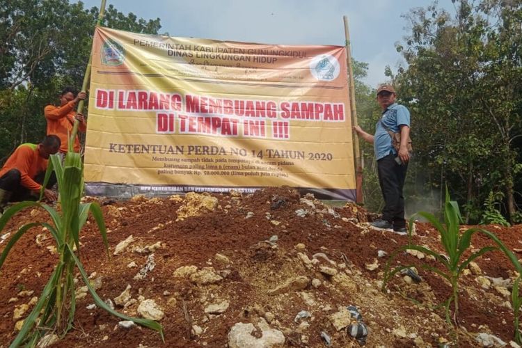 Petugas DLH Gunungkidul memasang larangan membuang sampah di Legundi, Girimulyo, Panggang. Kamis (23/5/2024)