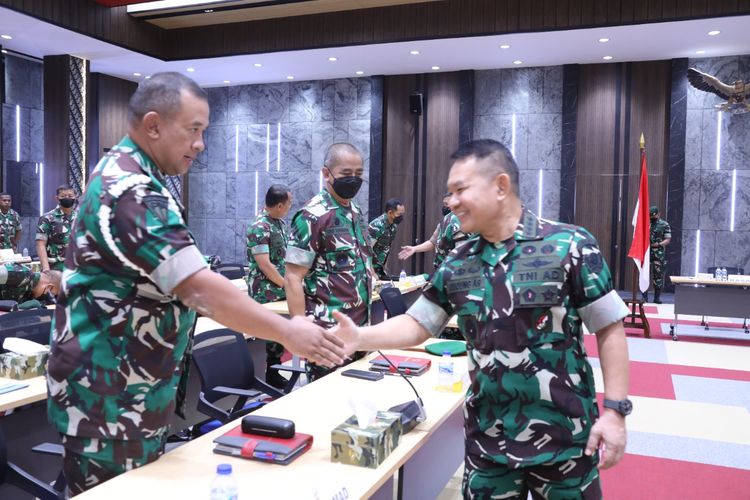Kepala Staf Angkatan Darat (KSAD) Jenderal TNI Dudung Abdurachman memberikan pengarahan kepada para perwira tinggi (Pati) dan perwira menengah (Pamen) TNI Angkatan Darat di Markas Besar Angkatan Darat (Mabesad), Jakarta, (22/11/2021).