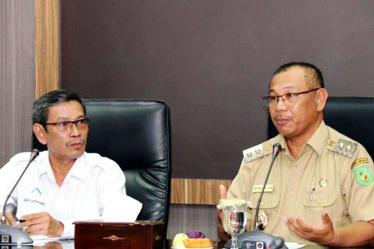 General Manager Perum Perumnas Regional I Sunanto dan  Pelaksana Tugas Wali Kota Medan Akhyar Nasution usai MoU  serah terima waduk Perumnas Martubung, Senin (30/12/2019)