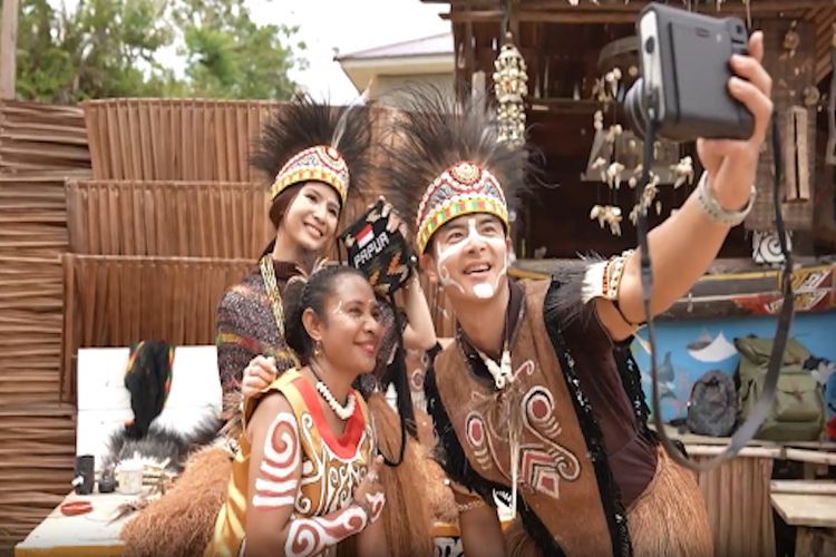 Lestarikan budaya lokal, UMKM Rumah Etnik Papua menyajikan rumah adat, pakaian, seni lukis, dan tari-tarian khas Papua