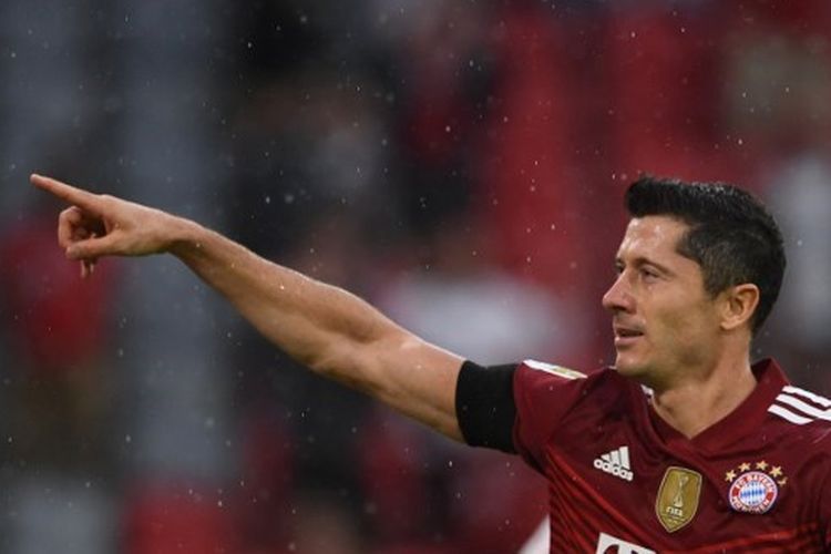 Penyerang Bayern Muenchen, Robert Lewandowski, melakukan selebrasi usai menjebol gawang FC Köln pada laga Bundesliga 2021-2022 di Allianz Arena, Minggu 22 Agustus 2021.