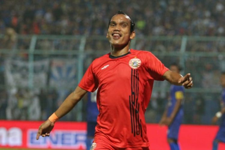 Pemain Persija Jakarta, Riko Simanjuntak merayakan gol yang dicetaknya ke gawang Arema FC pada laga terakhir grup B Piala Gubernur Jawa Timur 2020 yang berlangsung di Stadion Kanjuruhan, Malang, Sabtu (15/2/2020) malam.