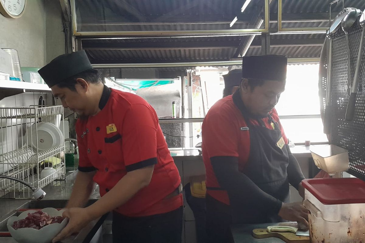 Suasana Dapur Nasi Goreng Kambing Kebon Sirih