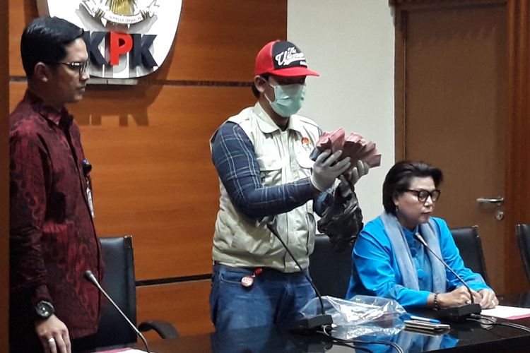 Petugas KPK menampilkan barang bukti uang terkait operasi tangkap tangan di Bengkulu Selatan dalam jumpa pers di Gedung KPK Jakarta, Rabu (16/5/2018).